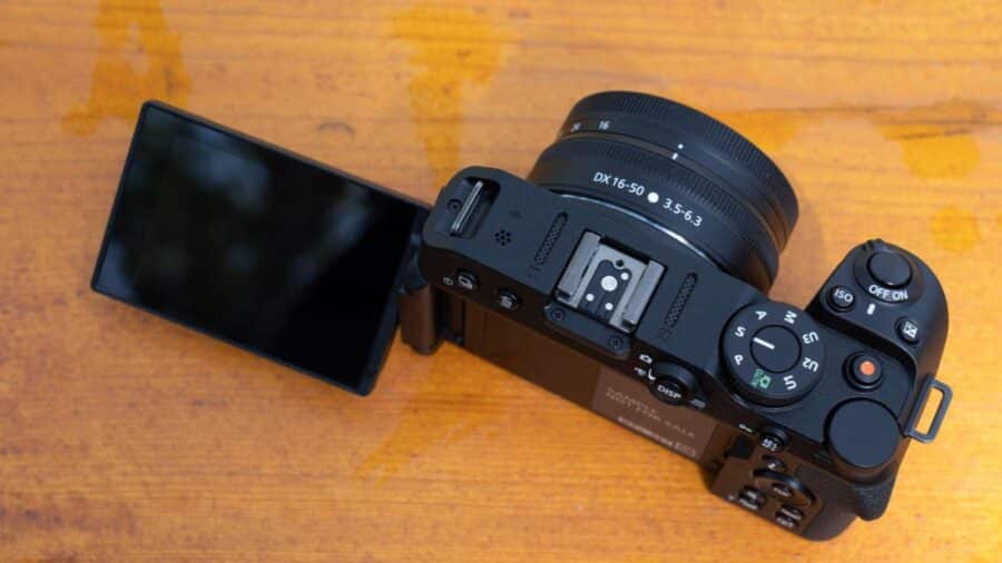 Nikon Kit Z 30 : un appareil photo avec un système autofocus avancé et un écran tactile inclinable