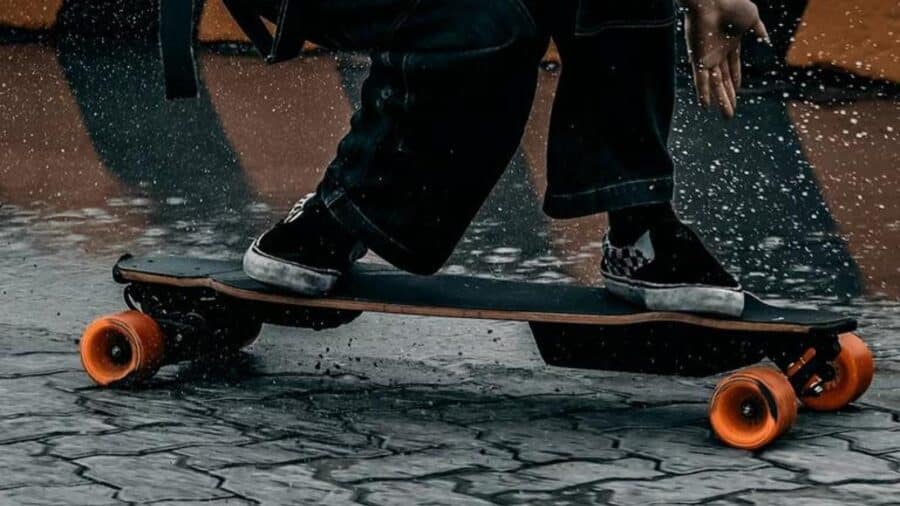 Un skateboard électrique étanche