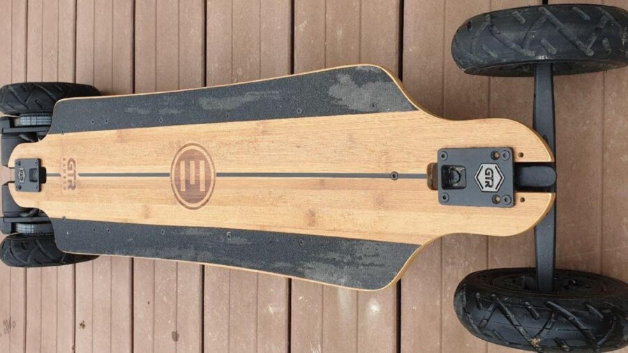 Skateboard électrique Evolve GTR Bambou tout-terrain : polyvalence et aventure