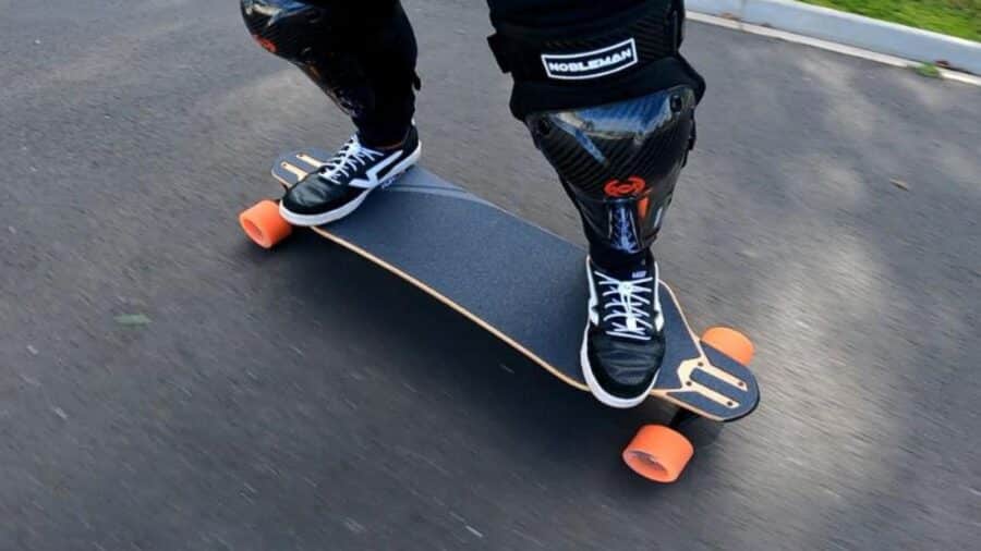 Exway Flex Riot : un skateboard électrique fluide et personnalisable