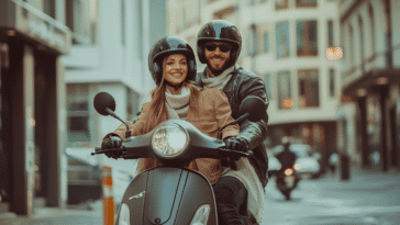 Un couple faisant une double montée à bord d'un scooter électrique