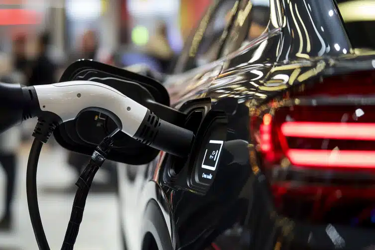 Huawei présente un robot qui gare et charge votre voiture !