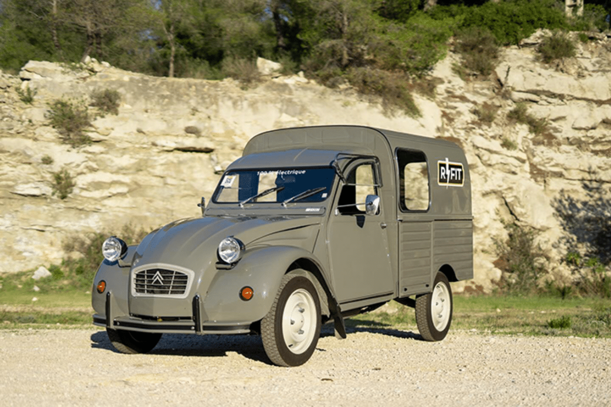 La 2CV version électrique fait sensation au Salon Rétromobile 2025