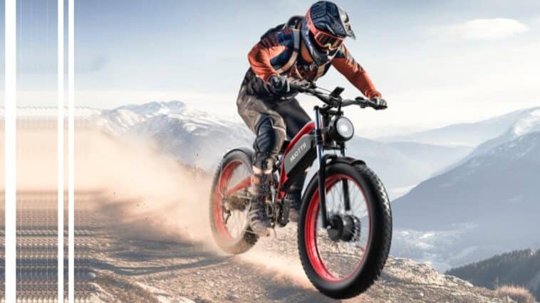 Photo d'une personne en train de rouler sur le fatbike Duotts N26, descendant un montagne