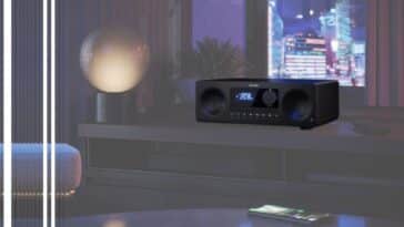 Le système hi-fi Sharp XL-B720D posé sur une table, dans un salon