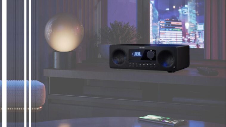 Le système hi-fi Sharp XL-B720D posé sur une table, dans un salon