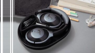 Gros plan sur le casque sans fil Teufel Real Blue NC3, plié, dans sa housse de protection