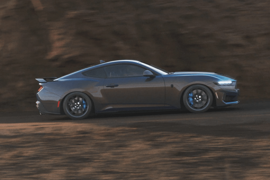 La Dodge Charger Daytona face à la Ford Mustang Dark Horse – L'EV peut-elle dominer le V8 ?
