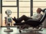 un homme en train de discuter avec une IA robot thérapeute