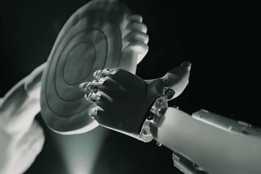 Cette entreprise franchit un cap : Iron le robot constructeur de voitures électriques