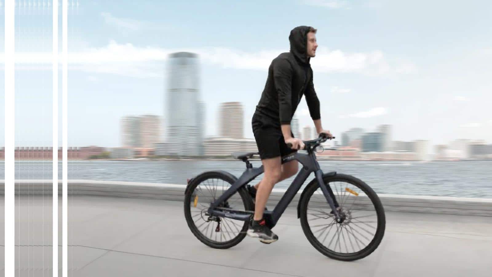 Photo d'un homme en train de rouler sur un vélo électrique en ville