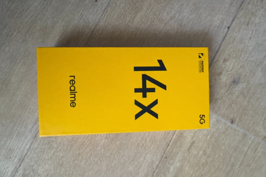 Boîte jaune dans laquelle se trouve le Realme 14x