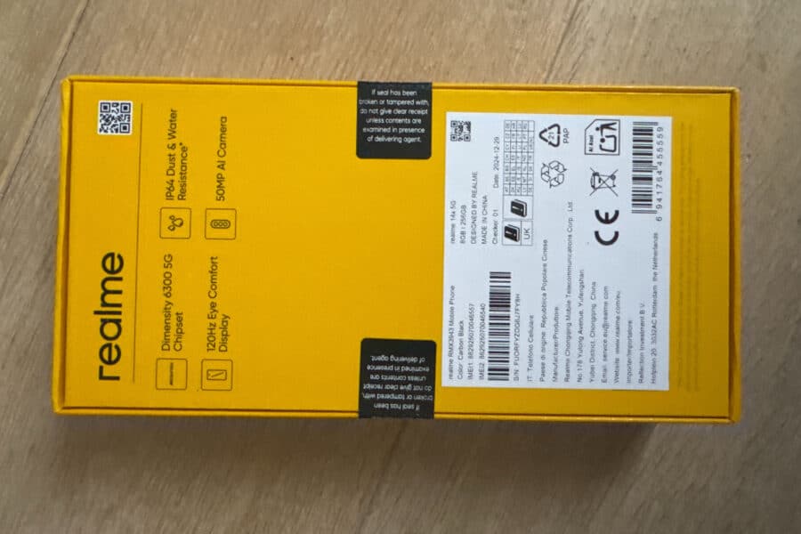 La boîte jaune contenant le Realme 14x, vue de dos