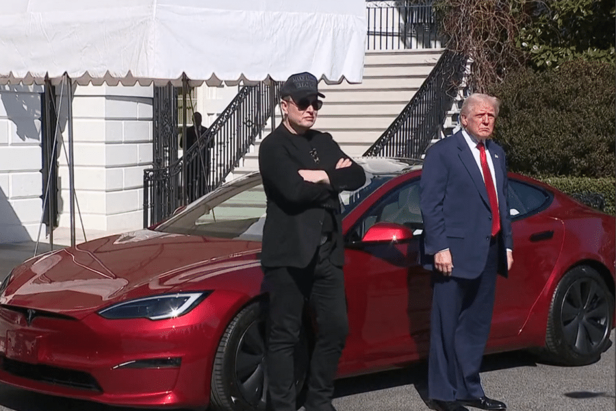 Trump fait sensation en achetant une Tesla ! Un geste de soutien inattendu à Musk !