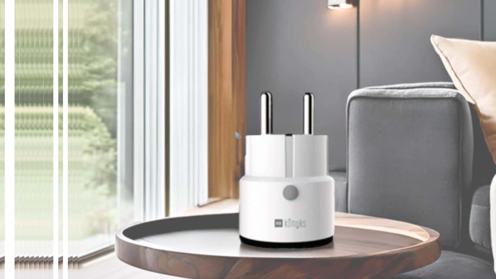 La prise connectée Konyks Max Black FR sur une petite table