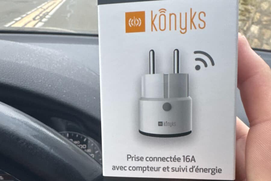 La boîte contenant la Konyks Priska Max Black FR