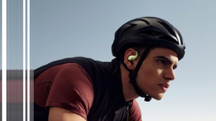 Un cycliste qui porte les écouteurs sans fil Huawei FreeArc