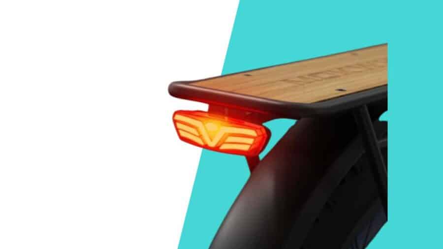 Focus sur le porte-bagages en bois du vélo Mokwheel Basalt