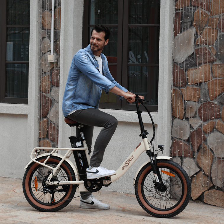 Un jeune homme sur le vélo pliable OneSport Global OT16