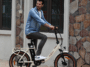 Un jeune homme sur le vélo pliable OneSport Global OT16