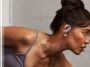 Une femme sportive avec les Powerbeats Pro 2 sur les oreilles