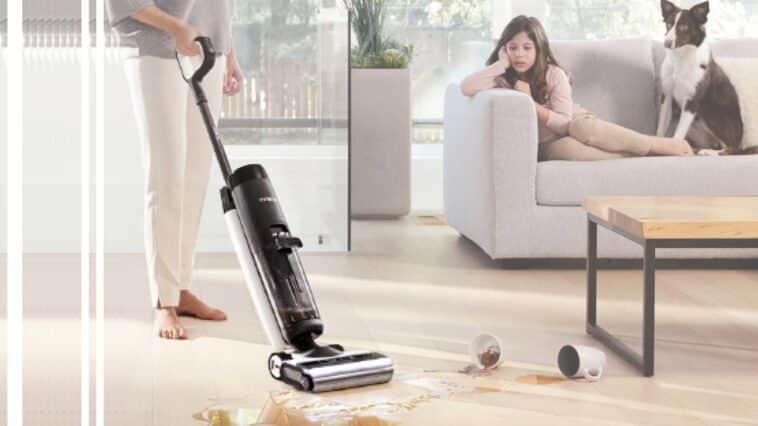 Une femme en train d'utiliser l'aspirateur-laveur Tineco One Floor S7 Pro dans son salon.