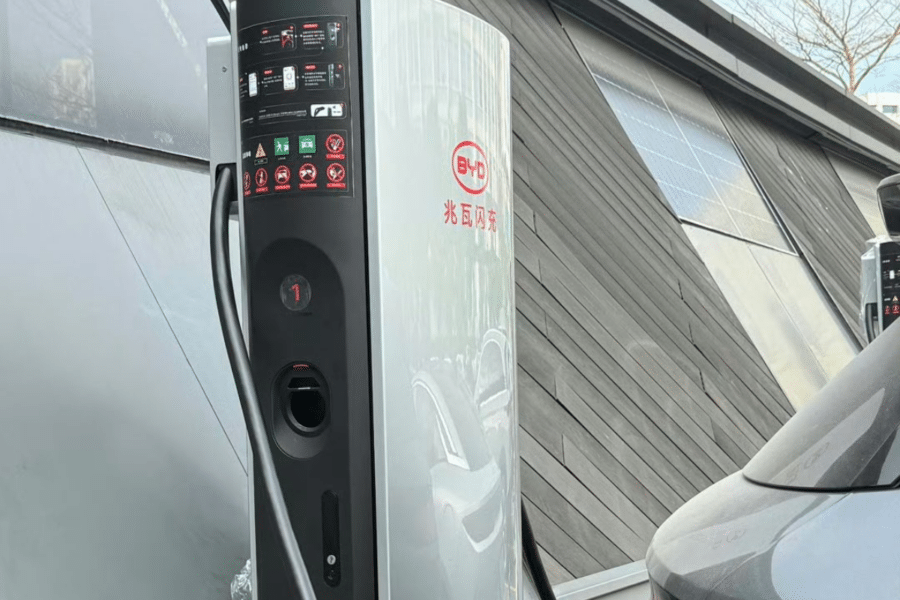 Le réseau de bornes de recharge mondial tremble face à cette technologie de BYD