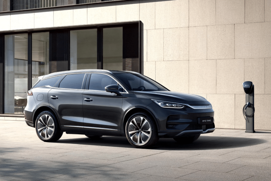 Pourquoi les voitures électriques chinoises bousculent-elles Tesla et l'industrie occidentale ?