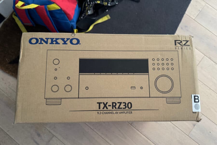 La boîte contenant l'ampli Onkyo TX-RZ30