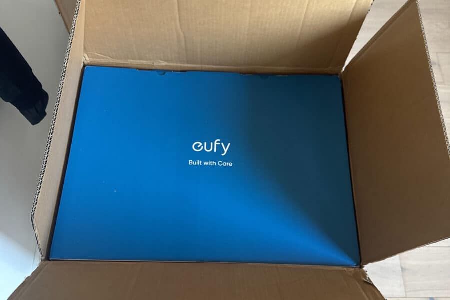 Photo de la boîte contenant le robot aspirateur Eufy E28 Omni