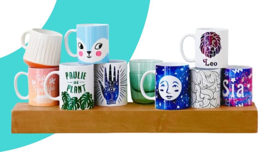 Des mugs personnalisés avec différents designs sur une table
