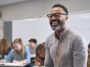 image générée d'un enseignant dans une classe qui fait un cour sur l'IA