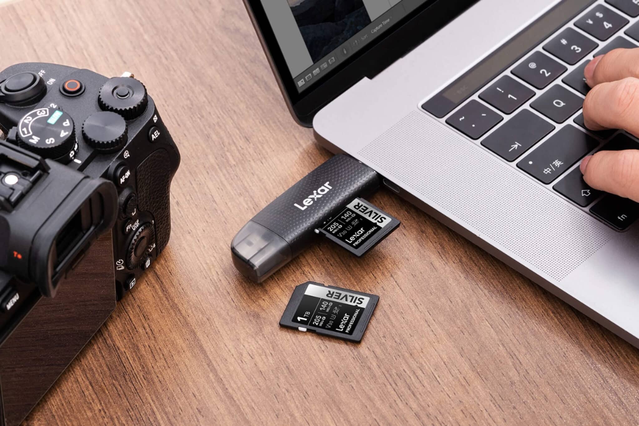 Nouvelles cartes SD en acier de Lexar