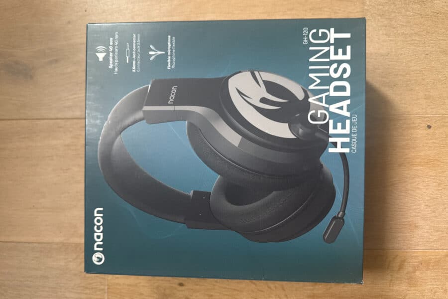 Une photo du casque audio Nacon GH-120 dans sa boîte que j'ai prise chez moi