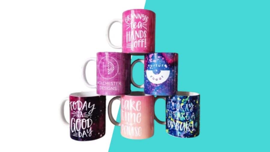Une montagne de mugs personnalisés avec la Cricut Mug Press