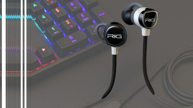 Photo des écouteurs Nacon RIG 200HS au dessus d'un clavier gaming