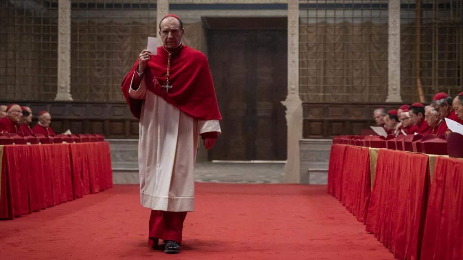 Ralph Fiennes dans le film Conclave au Vatican