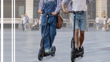 Un homme et une femme en train de rouler sur la trottinette Engwe Y10
