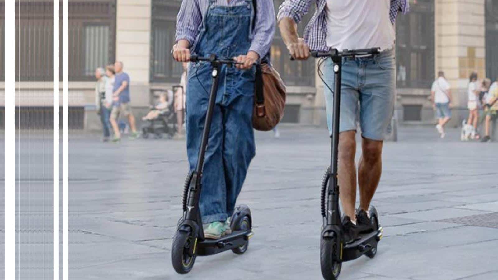 Un homme et une femme en train de rouler sur la trottinette Engwe Y10