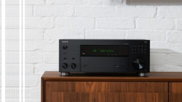 L'ampli Onkyo TX-RZ30 sur une table solide