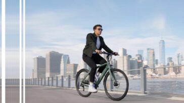 Un homme roulant sur le vélo Mapfour N1 Air d'Engwe