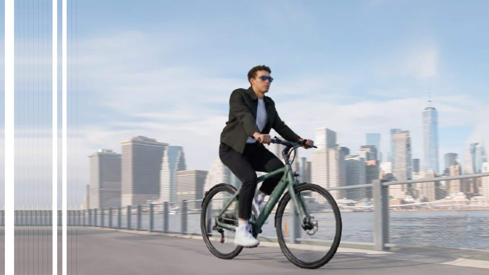 Un homme roulant sur le vélo Mapfour N1 Air d'Engwe