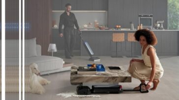 Une jeune femme est en train d'utiliser l'aspirateur laveur Tineco Floor One S9