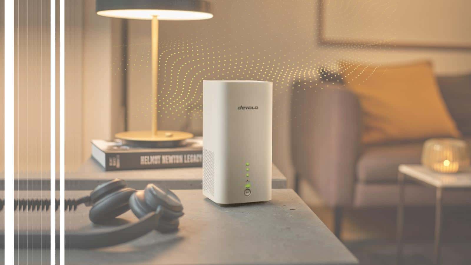 Le routeur 5G Devolo 3600 sur une table, dans un salon