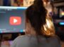 jeune femme surfant sur Youtube IA pour prendre une bande sonore