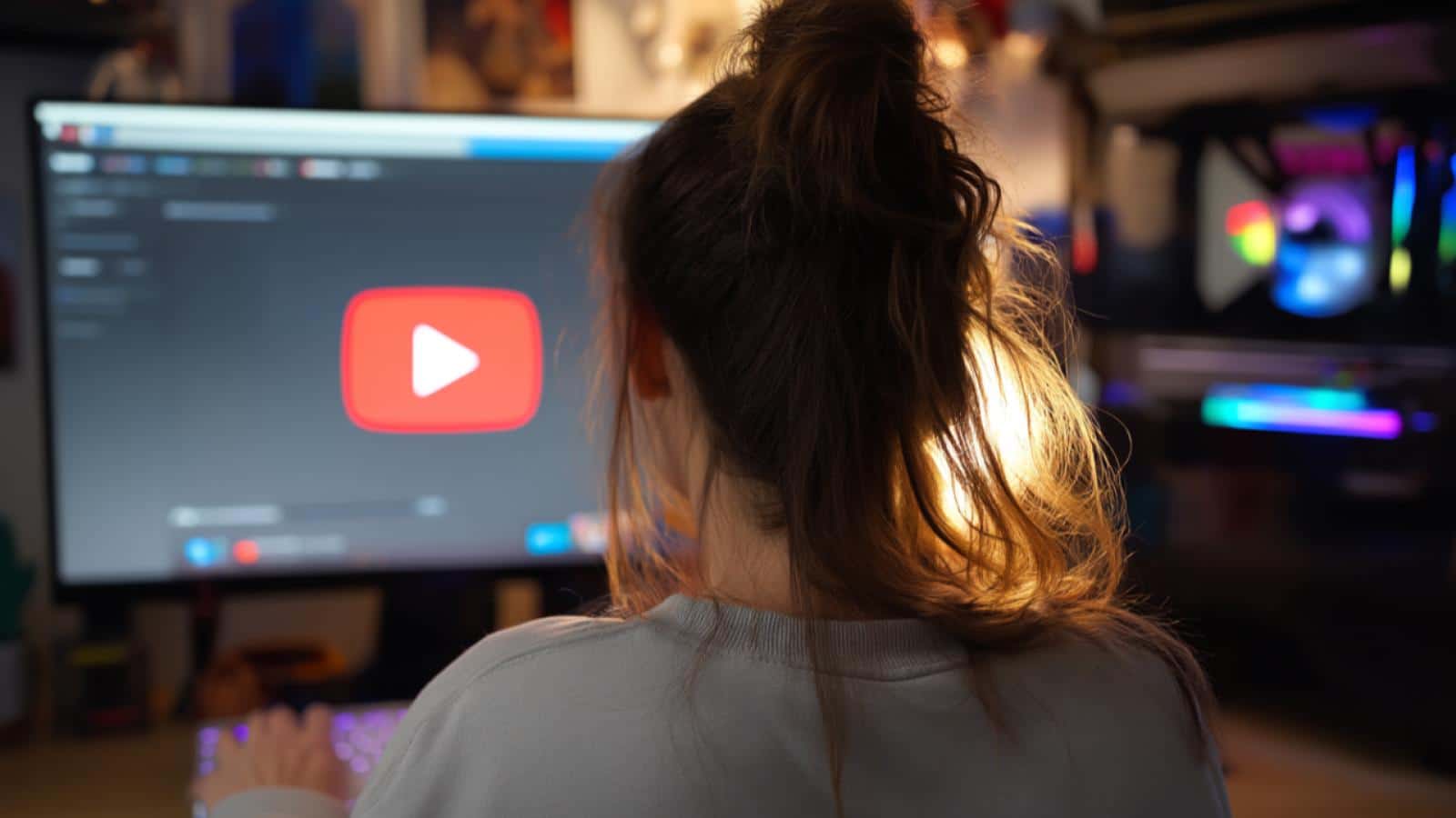 jeune femme surfant sur Youtube IA pour prendre une bande sonore