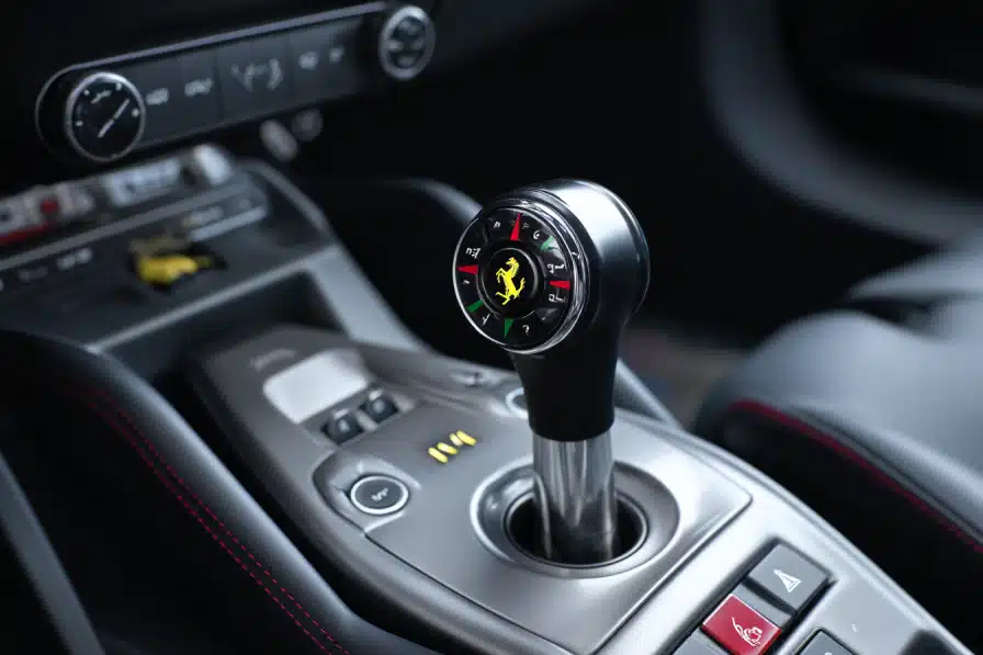 Après Ford, Ferrari développe une boîte manuelle et une sonorité digne d'une thermique