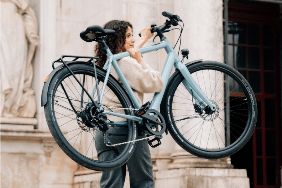 Fini la galère des adapteurs, voici le premier vélo électrique avec port USB !