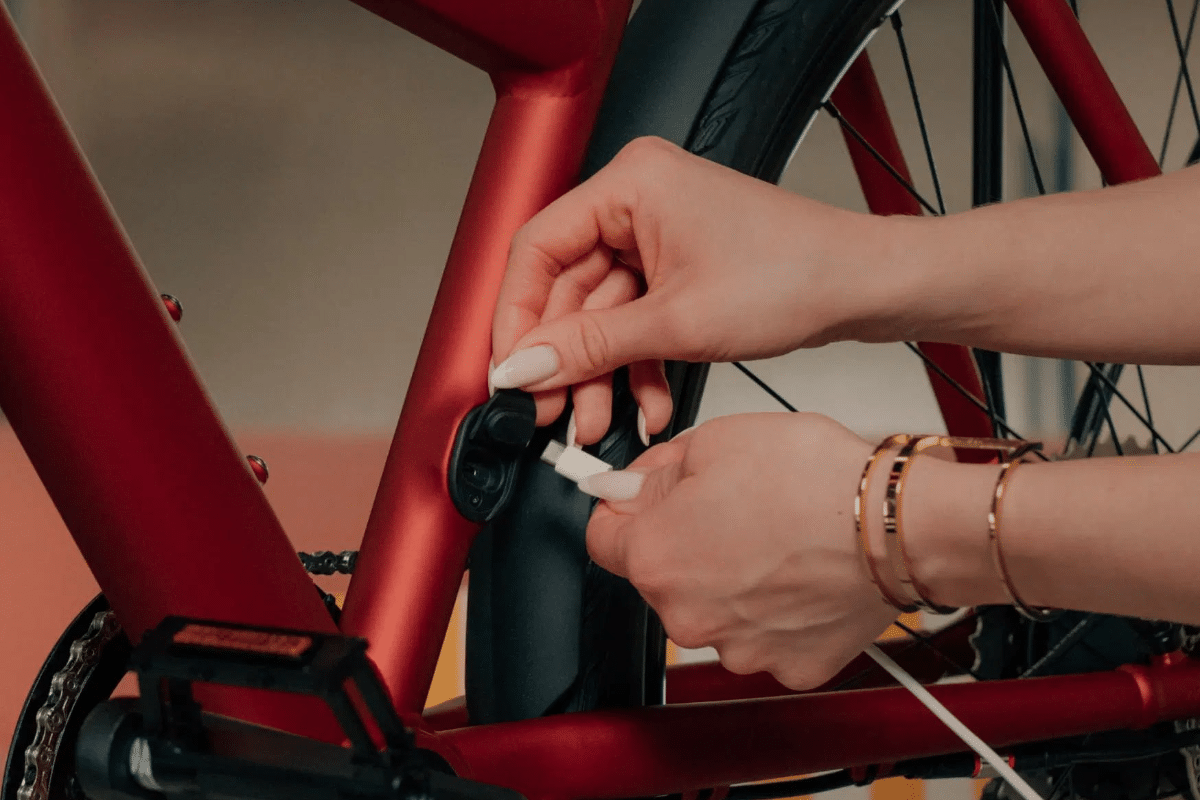 Fini la galère des adapteurs, voici le premier vélo électrique avec port USB !