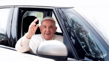 De la classe G électrique à la Fiat 500L : Les voitures insolites du Pape François !